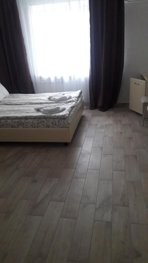 Hotel Lime Kiev Bagian luar foto